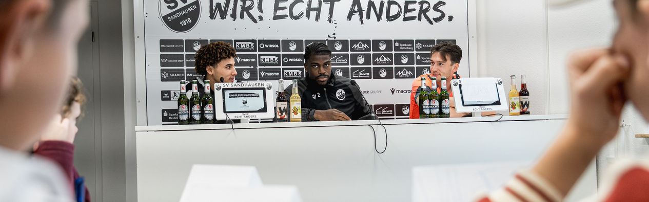 Die Spieler Lukas Schneller, Kwabe Schulz und Yanis Outman stellten sich den Fragen der Kinder aus Hardis Rasselbande.