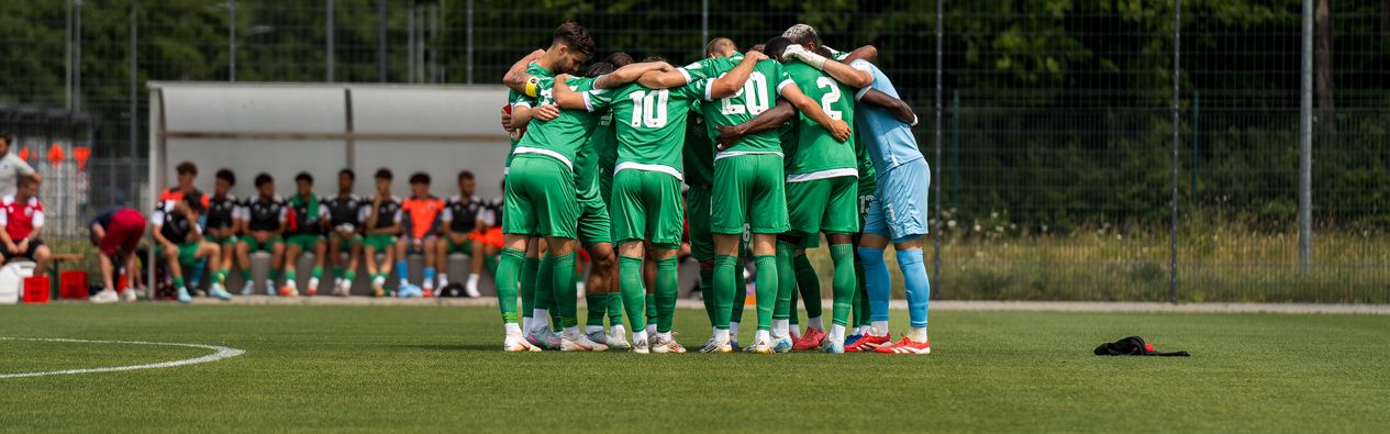 Mannschaft des SV Sandhausen steht im Kreis vor dem Spiel, trägt das grüne Ausweichtrikot