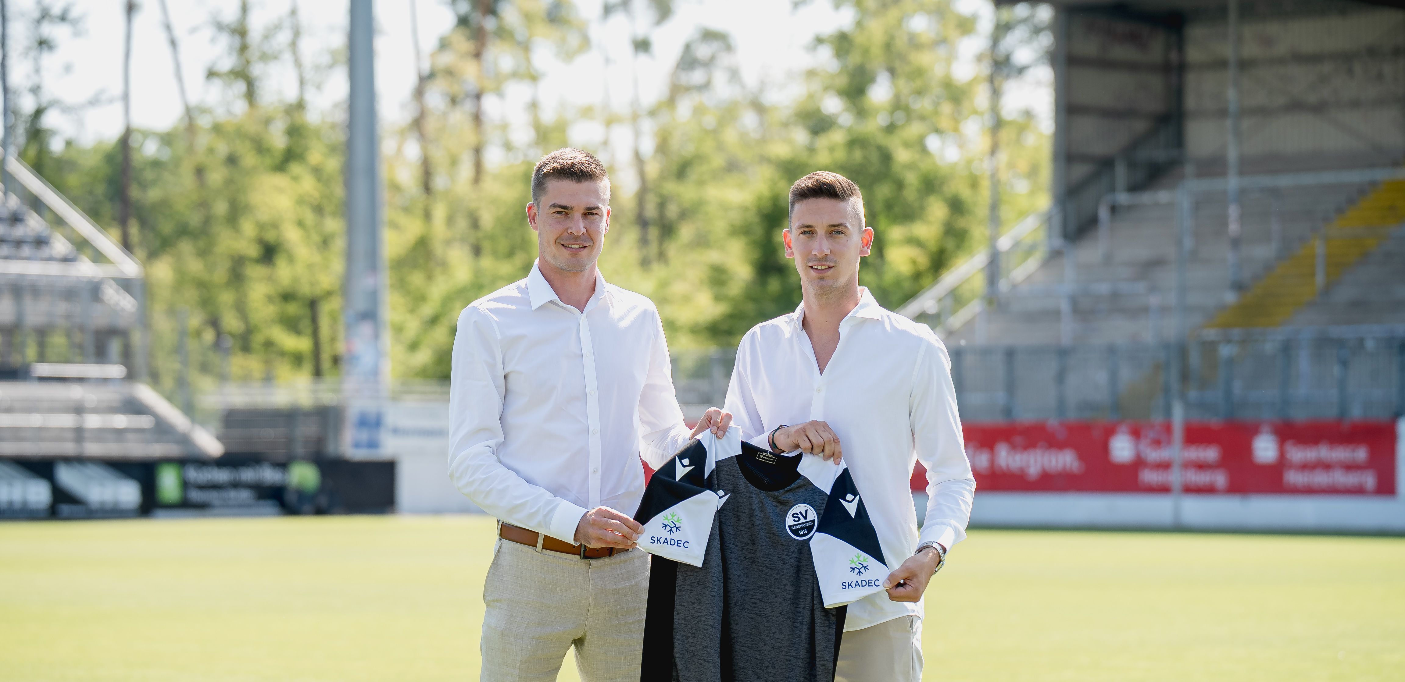Das Trainingsshirt mit dem Logo von Skadec wird im Stadion am Hardtwald präsentiert