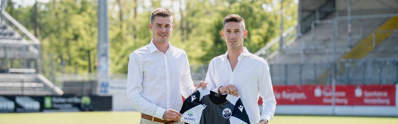 Das Trainingsshirt mit dem Logo von Skadec wird im Stadion am Hardtwald präsentiert