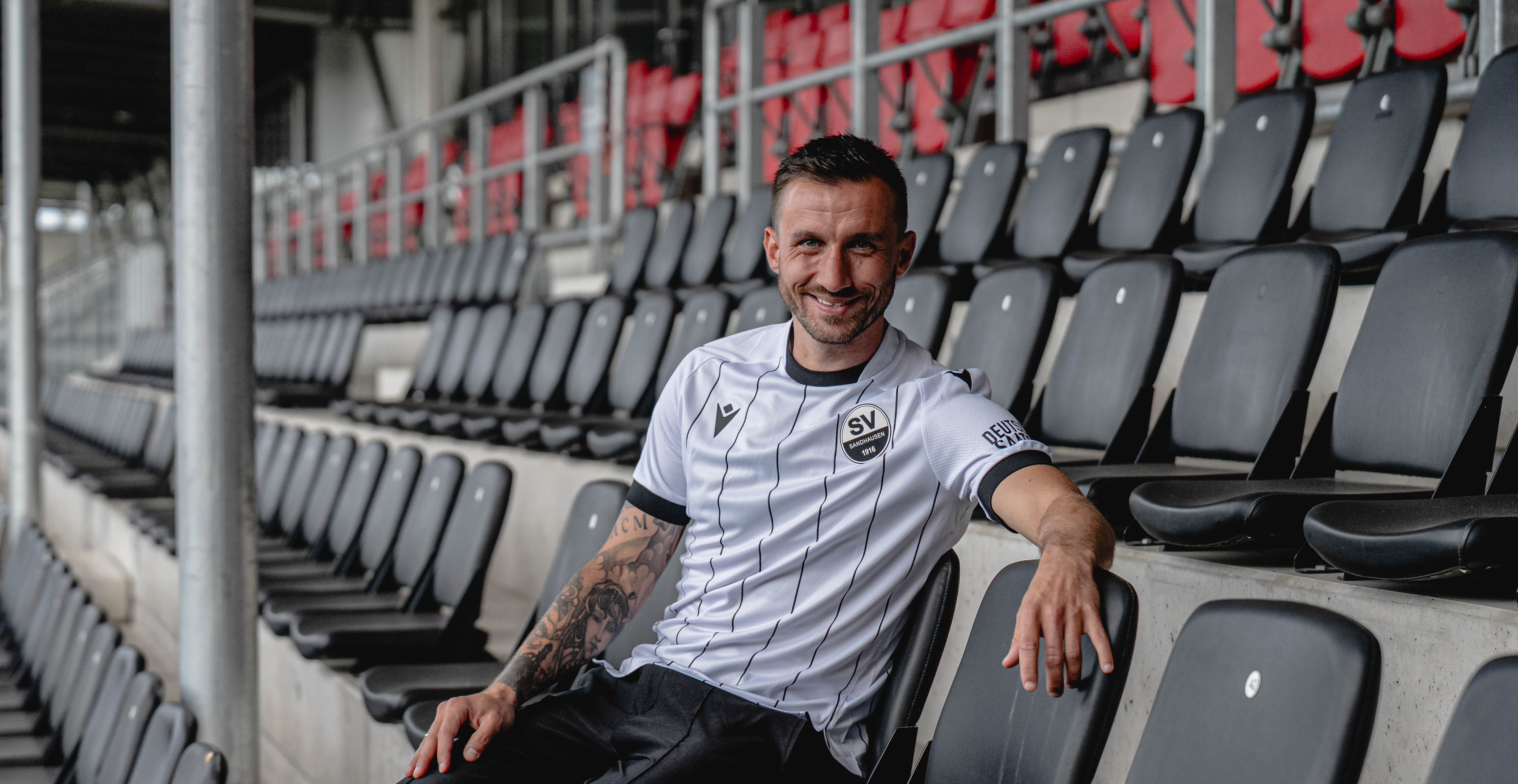 Robin Krauße auf der Tribüne im Stadion am Hardtwald