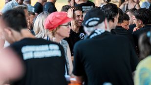 Bild in die Menge. Im Fokus ist David Mamutovic der lächelt