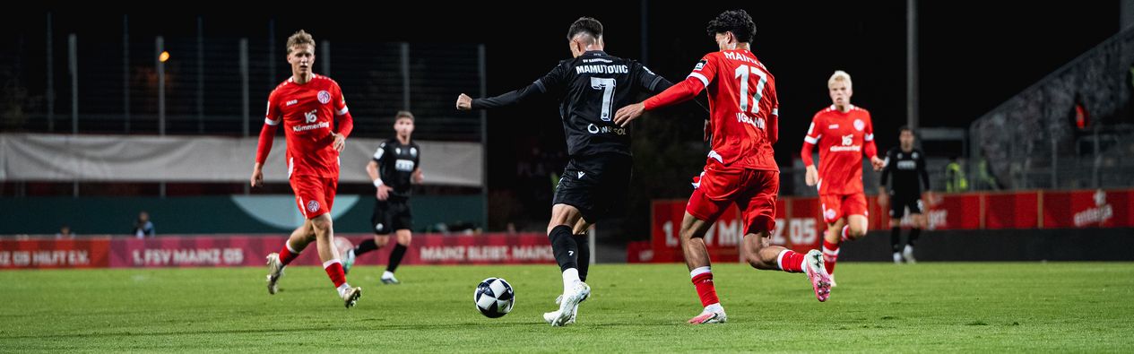 David Mamutovic im Zweikampf im Auswärtsspiel beim FSV Mainz 05