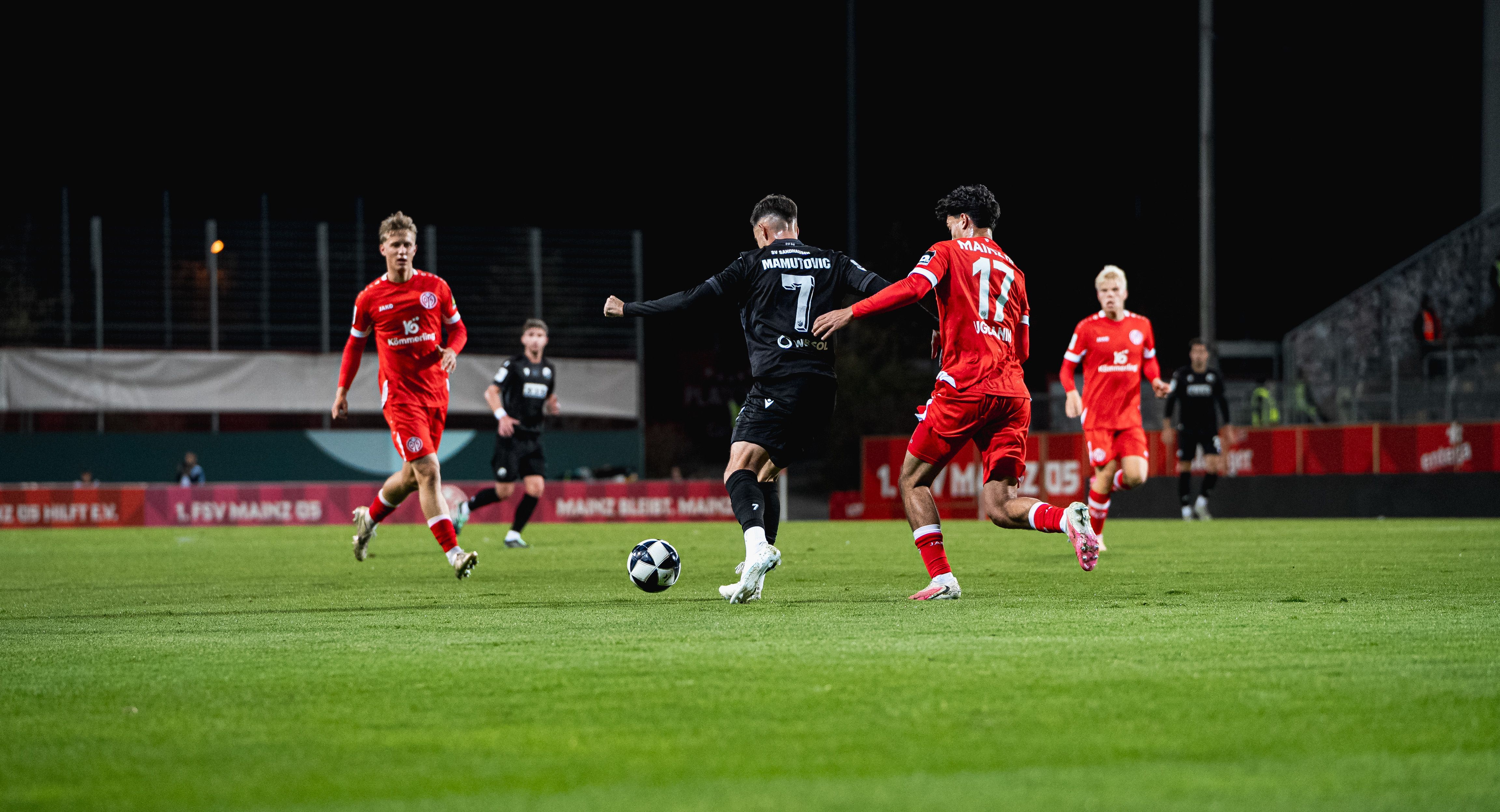 David Mamutovic im Zweikampf im Auswärtsspiel beim FSV Mainz 05