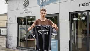 Übergabe des Sondertrikots vor dem Fanshop