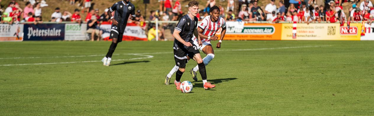 Ken Gipson mit dem Ball am Fuß