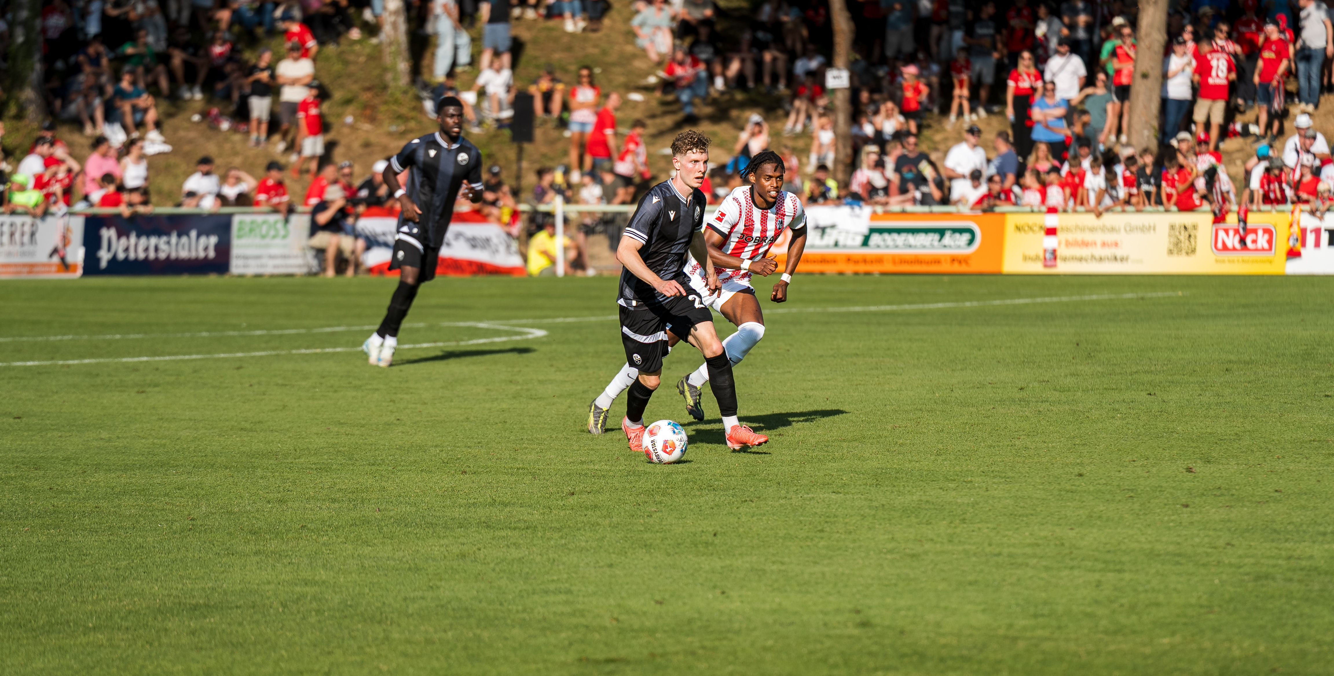 Ken Gipson mit dem Ball am Fuß
