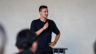 2. Vorstand Dominik Machmeier hält eine Rede vor Mannschaft und Fans