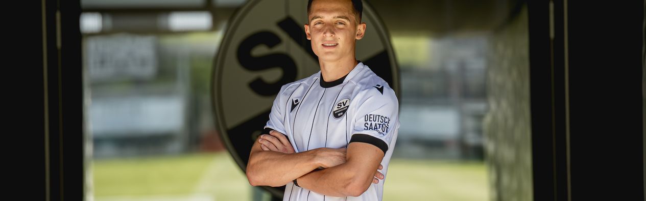 Denis Pfaffenrot steht im Spielertunnel und trägt das Heimtrikot