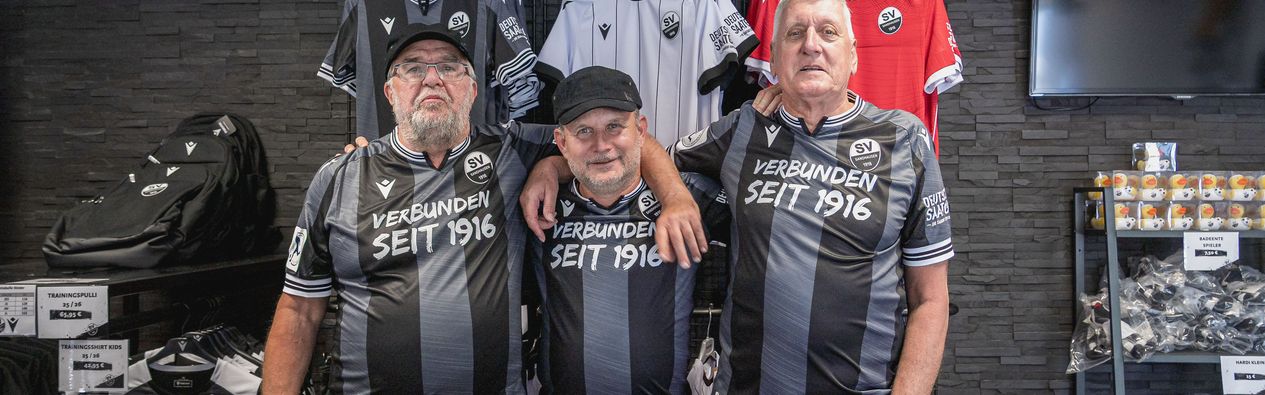 Übergabe des Sondertrikots im Fanshop