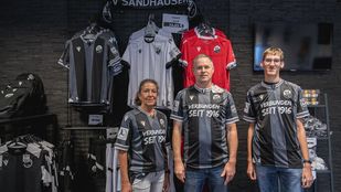 Übergabe des Sondertrikots im Fanshop