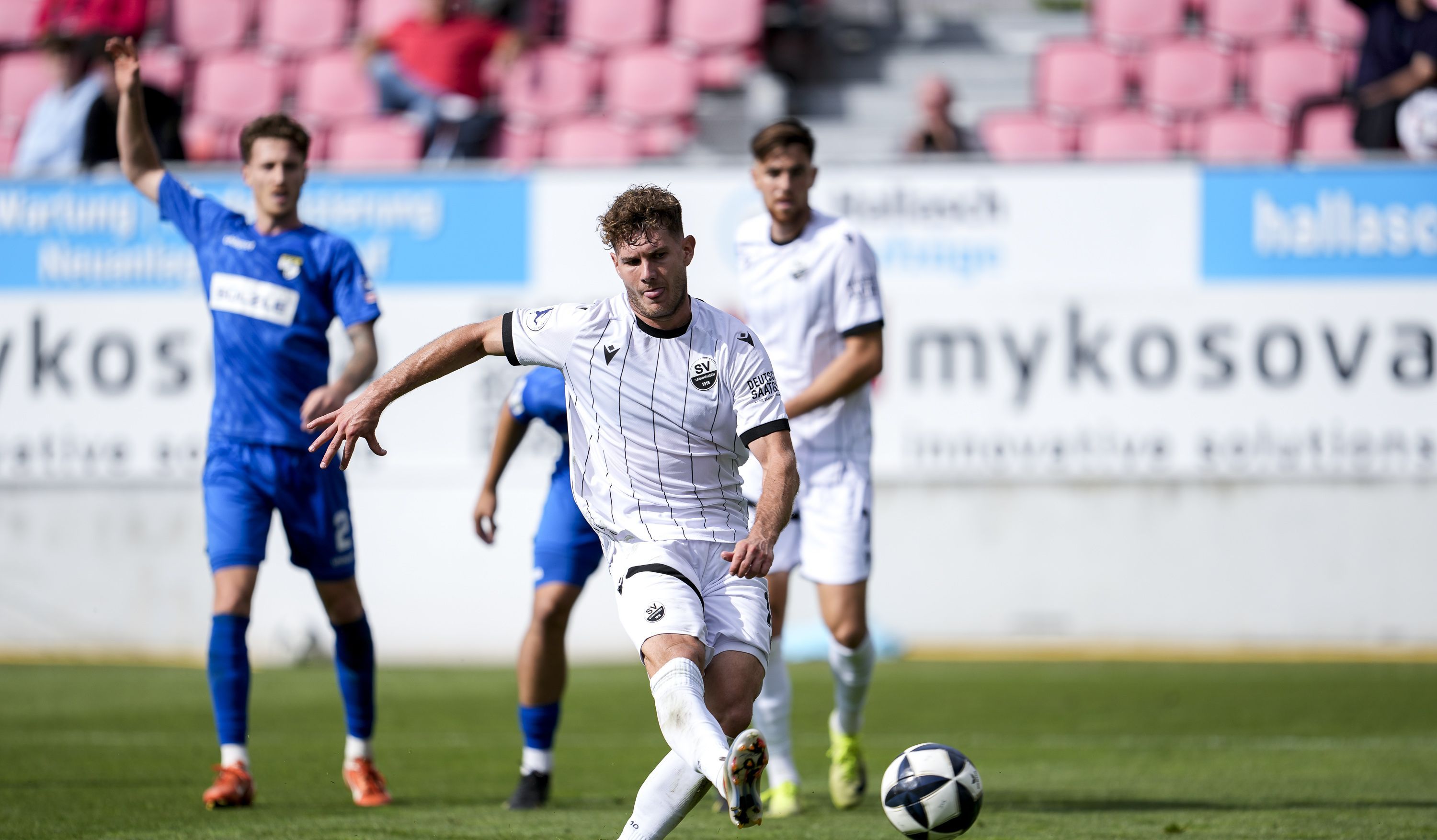 Jahn Herrmann beim Torschuss während der Partie gegen die TSG Balingen