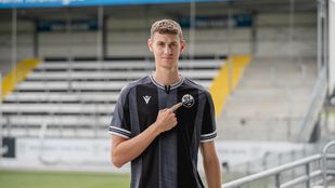 Benedikt Wimmer steht im Stadion, trägt das Auswärtstrikot der Saison 2025/26 