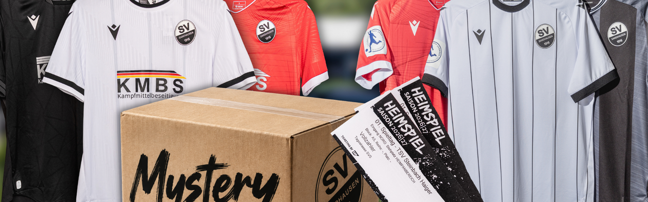 Das Bild dient zur Bewerbung der Mystery-Box in Verbindung mit der Möglichkeit zwei VIP-Tickets zu gewinnen. Im Hintergrund sind die Trikots der laufenden und vergangenen Spielzeit zu sehen.