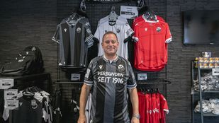 Übergabe des Sondertrikots im Fanshop