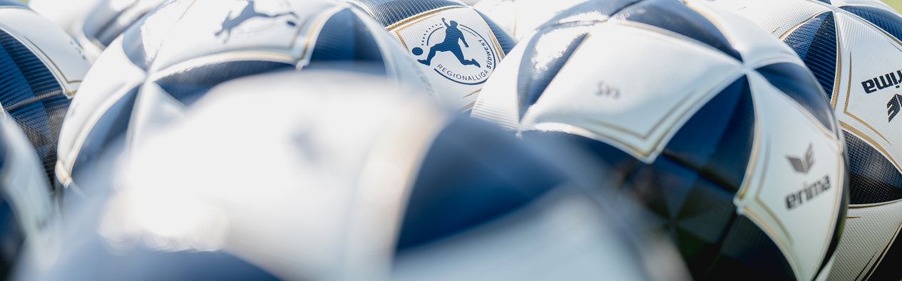 Die offiziellen Spielbälle der Regionalliga Südwest für die Saison 2025/26.