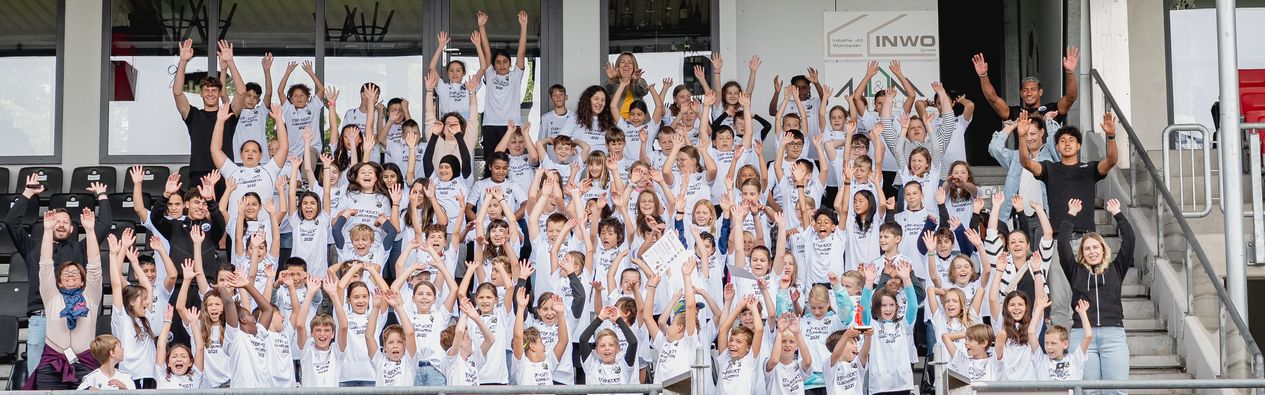 Abschlussfoto aller teilnehmenden Kinder der step kickt! Clubchallenge