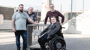  (v.l.) Joachim Metzger, Andreas Weingartner hinter Markus Lauer und Manuel Fritz bei der Übergabe der Gitterbox im Gastfan-Bereich.