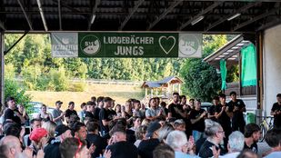 Fans und Mannschaft hören gespannt zu und sind am Klatschen