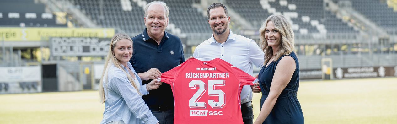 Aufnahme zur Partnerschaftsverlängerung: (v.l.) Infront-Teamleiterin Laura Schwinn, SVS-Geschäftsführer Volker Piegsa, HCM SSC Geschäftsführer Roland Quade sowie Verena Quade (Ausbildungs- und Personalleitung) halten das neuen Trikot des SV Sandhausen