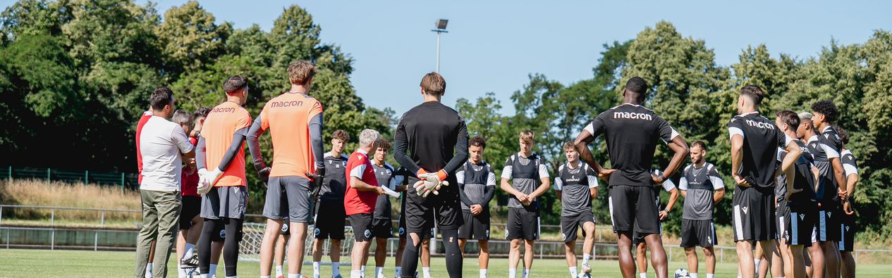 Mannschaftskreis auf dem Trainingsplatz in St. Ilgen