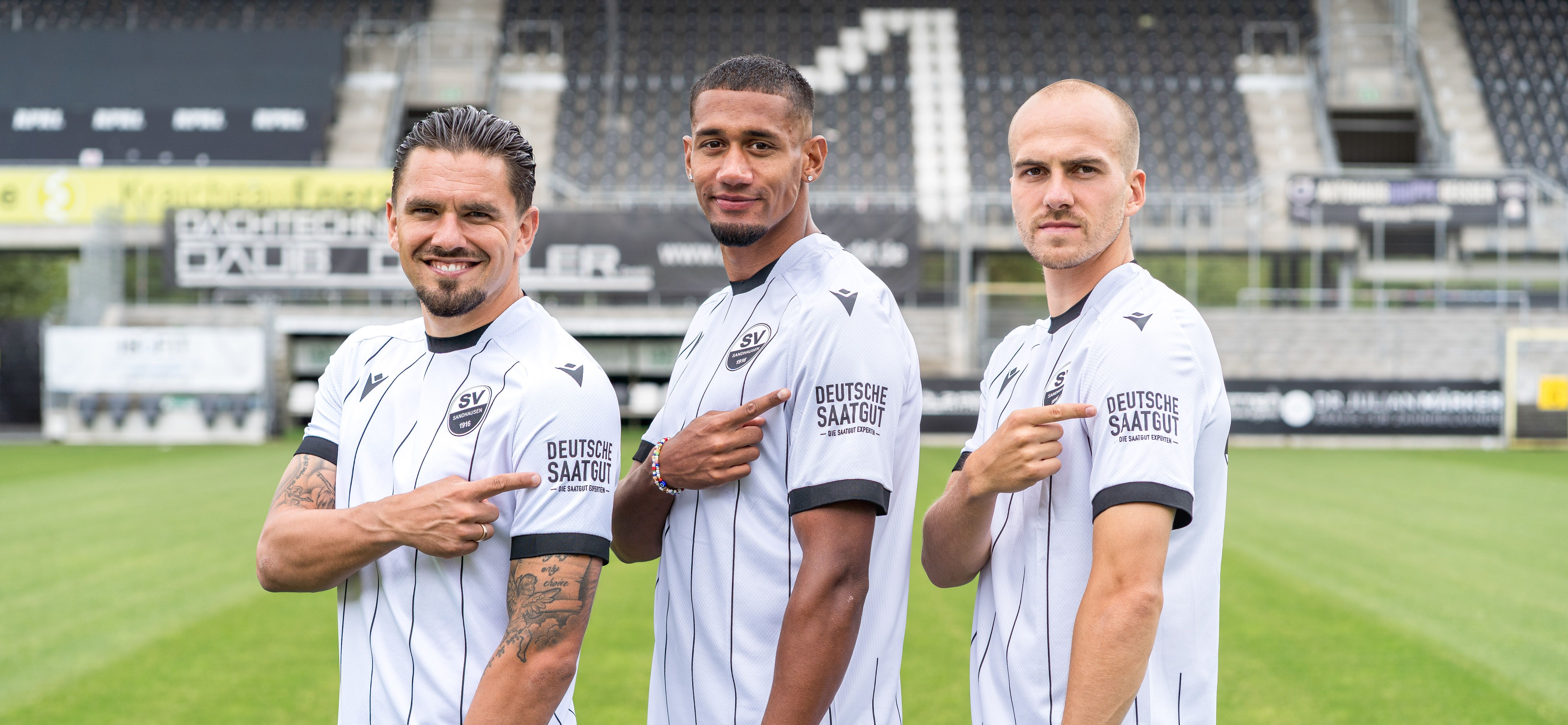Pascal Testroet, Yannick Osée und Phil Halbauer präsentieren Deutsche Saatgut als neuen Ärmelpartner des SV Sandhausen