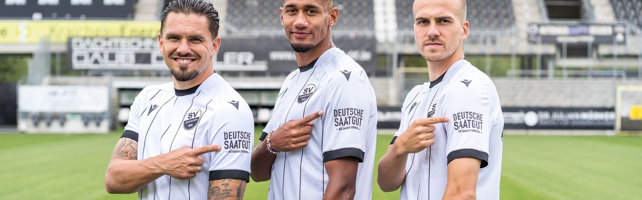 Pascal Testroet, Yannick Osée und Phil Halbauer präsentieren Deutsche Saatgut als neuen Ärmelpartner des SV Sandhausen