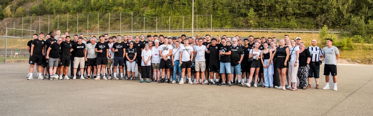 Gruppenbild beim Fanabend in Laudenbach mit Mannschaft und Fans
