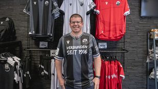 Übergabe des Sondertrikots im Fanshop