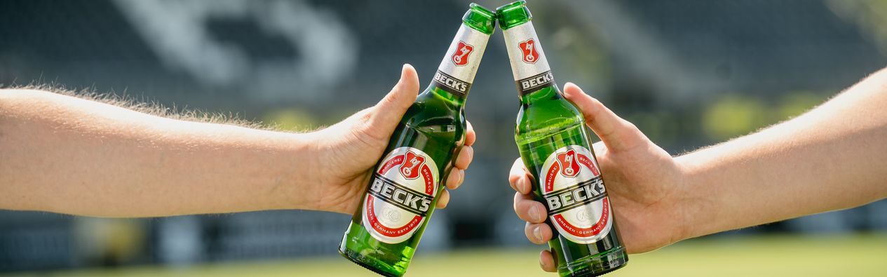 Zwei Bierflaschen der Marke Becks stoßen auf die neue Bierpartnerschaft des SV Sandhausen an