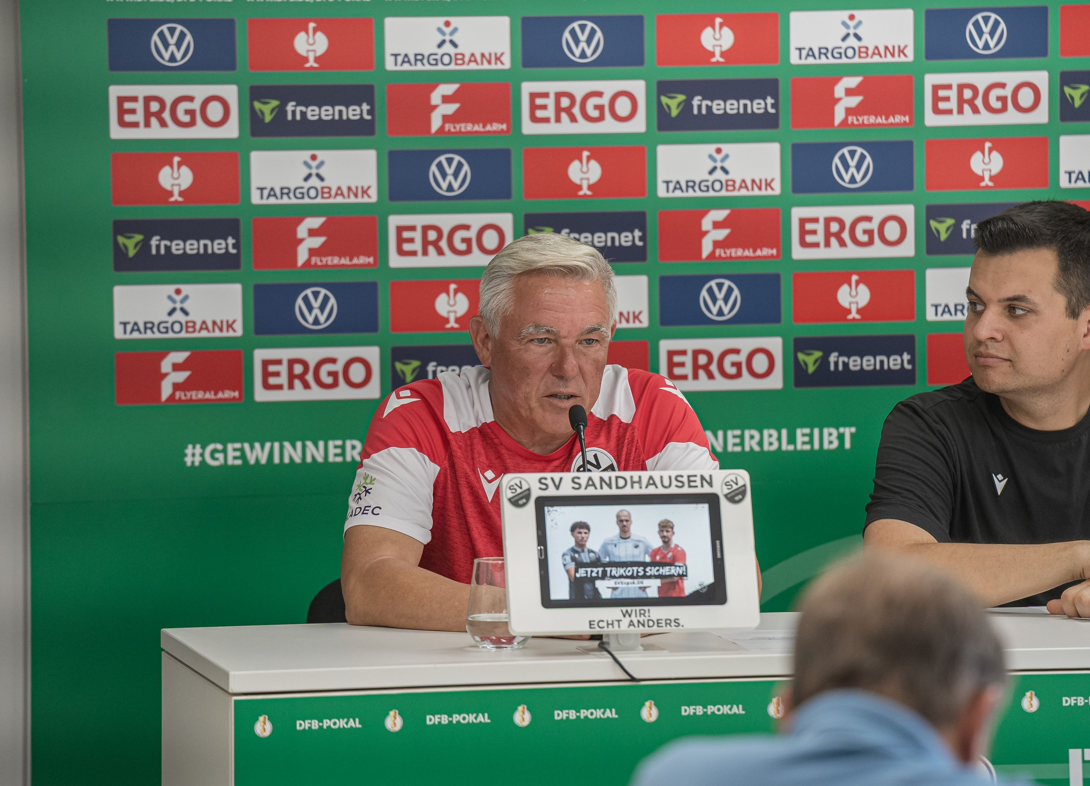 Olaf Janßen bei der Pressekonferenz vor der Partie gegen Leipzig