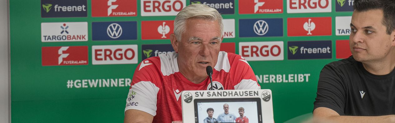 Olaf Janßen bei der Pressekonferenz vor der Partie gegen Leipzig
