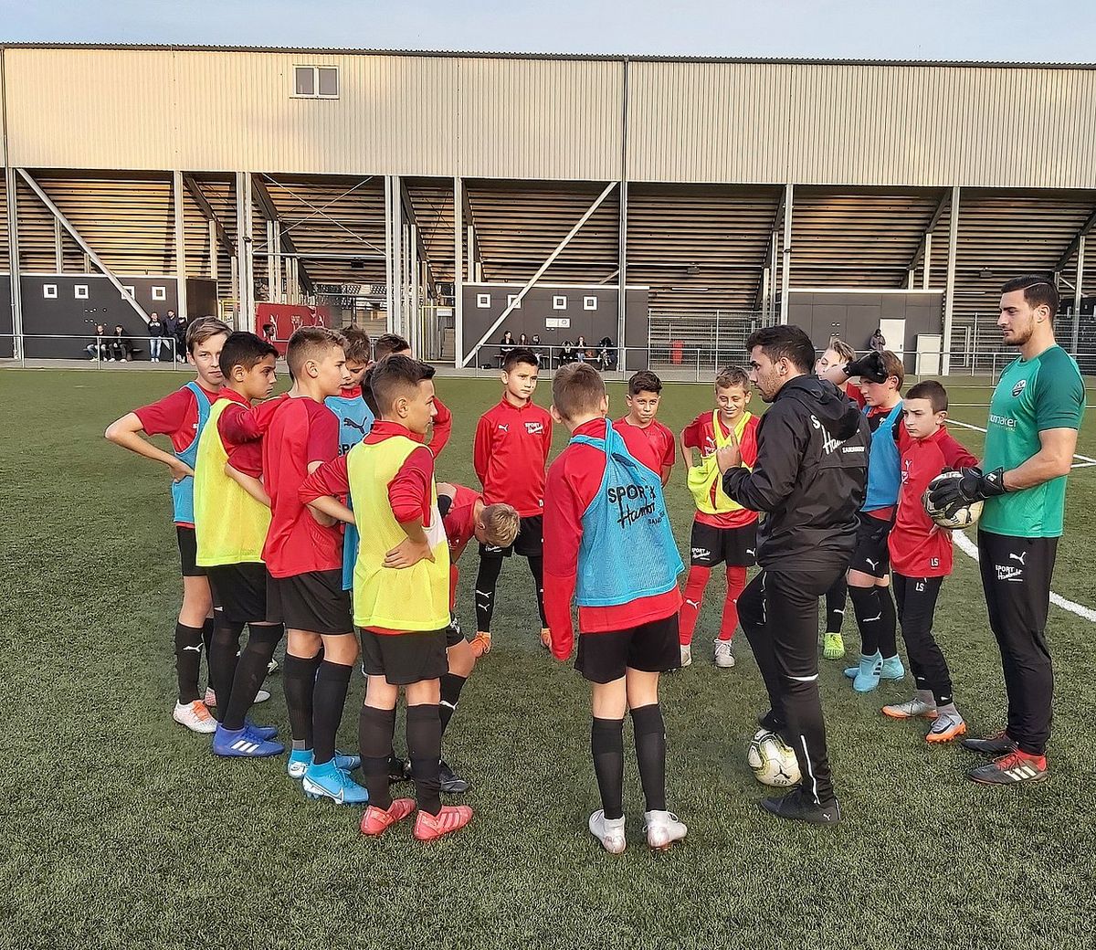 Profi Rick Wulle im Mannschaftstraining der U13