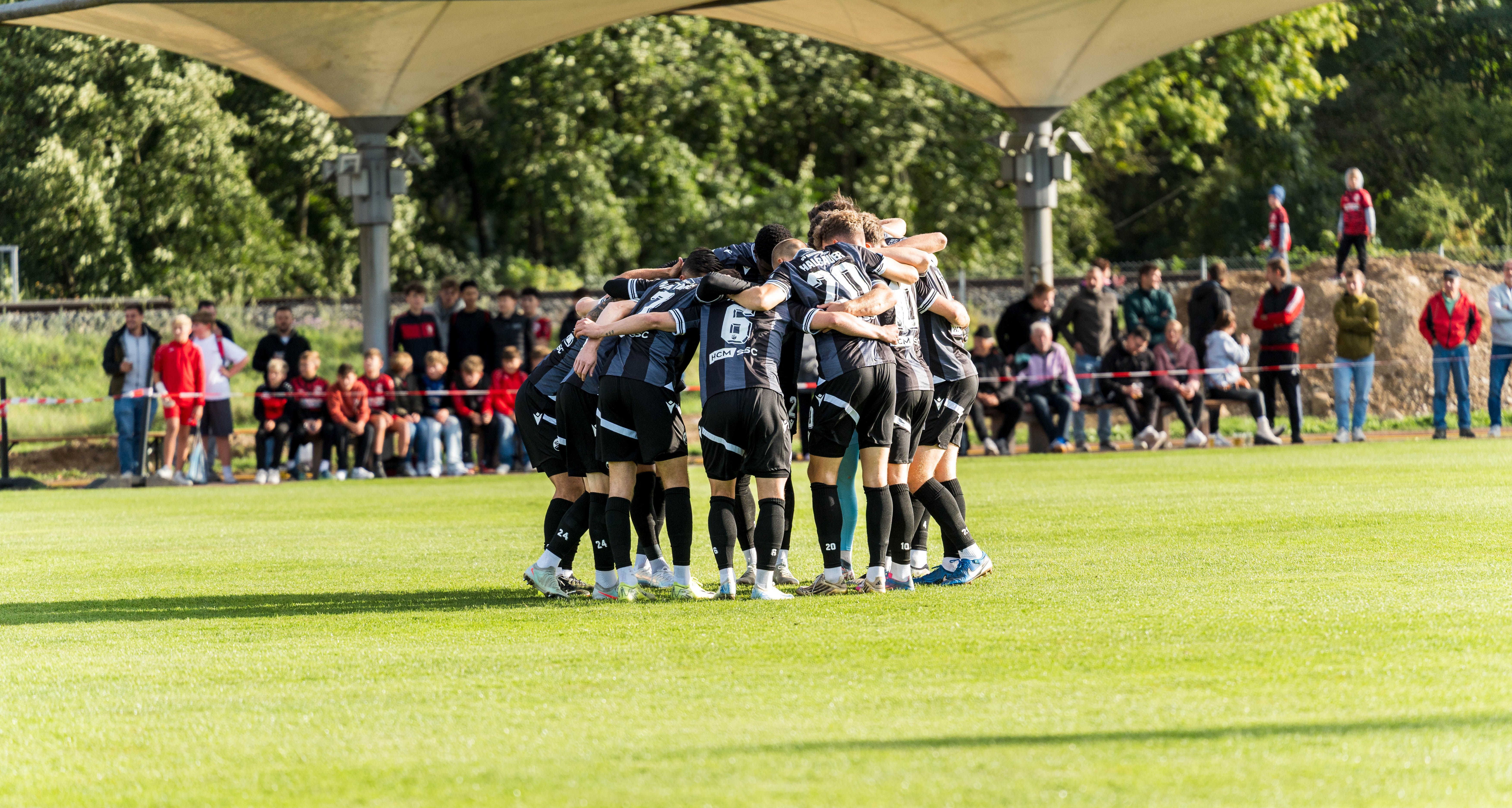 Mannschaftskreis vor der Begegnung gegen den FC Grünsfeld