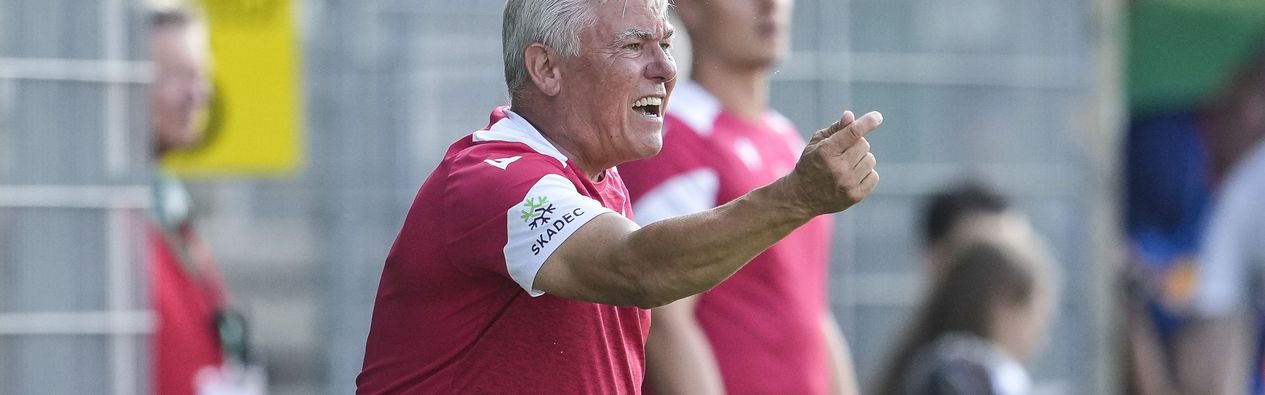 Olaf Janßen am Spielfeldrand in Aktion