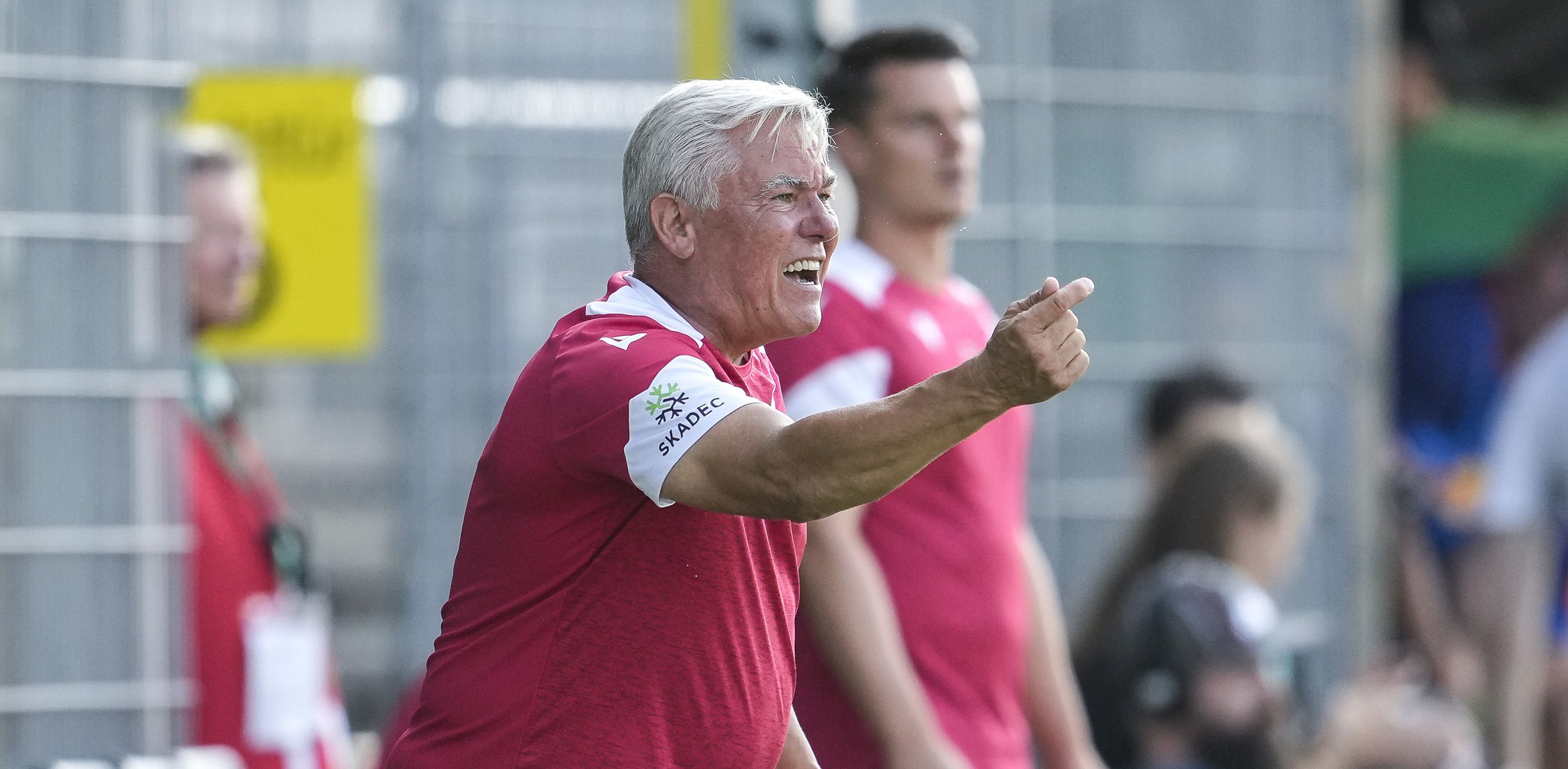Olaf Janßen am Spielfeldrand in Aktion