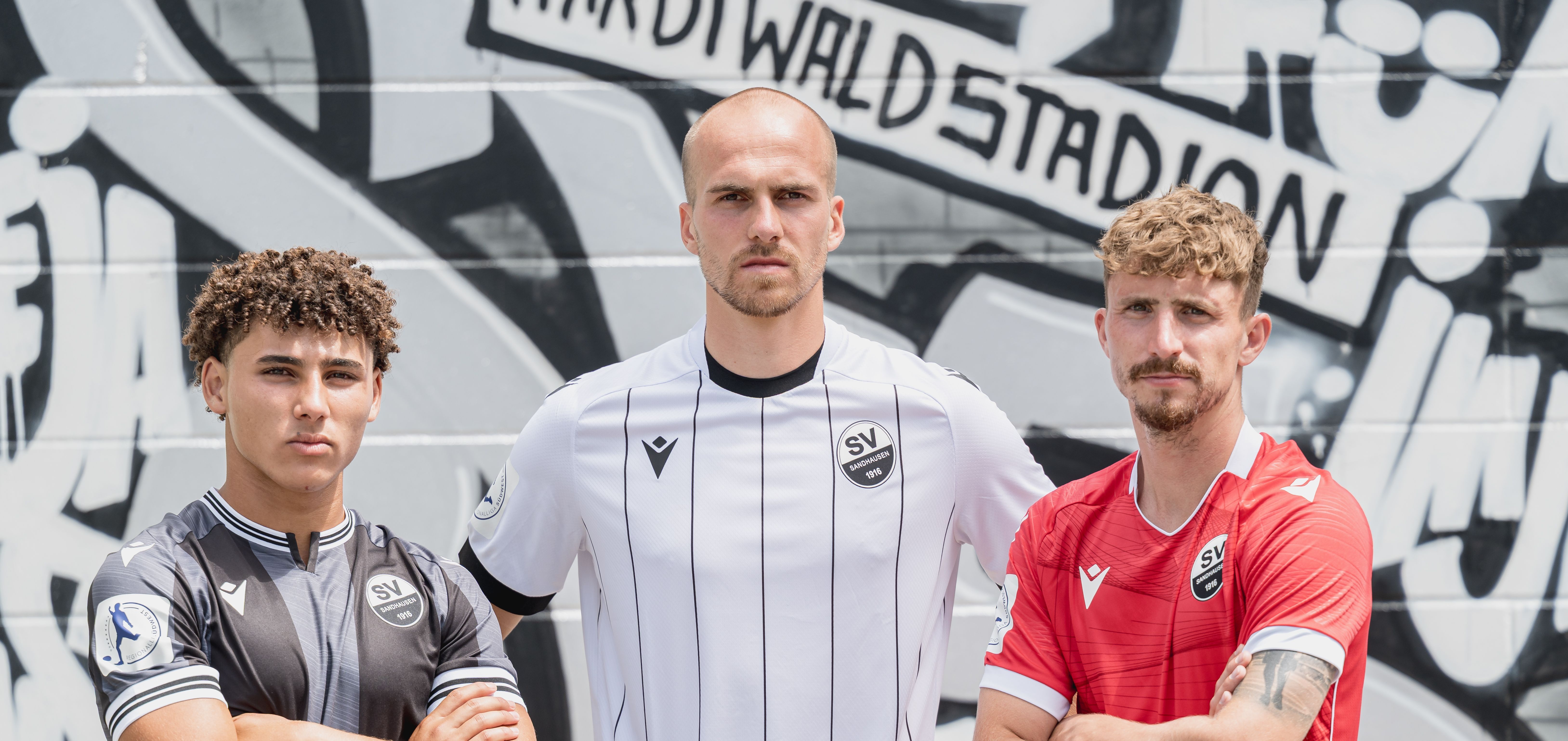 Outman, Halbauer und Tarnat tragen die neuen Trikots des SV Sandhausen (v.l.)
