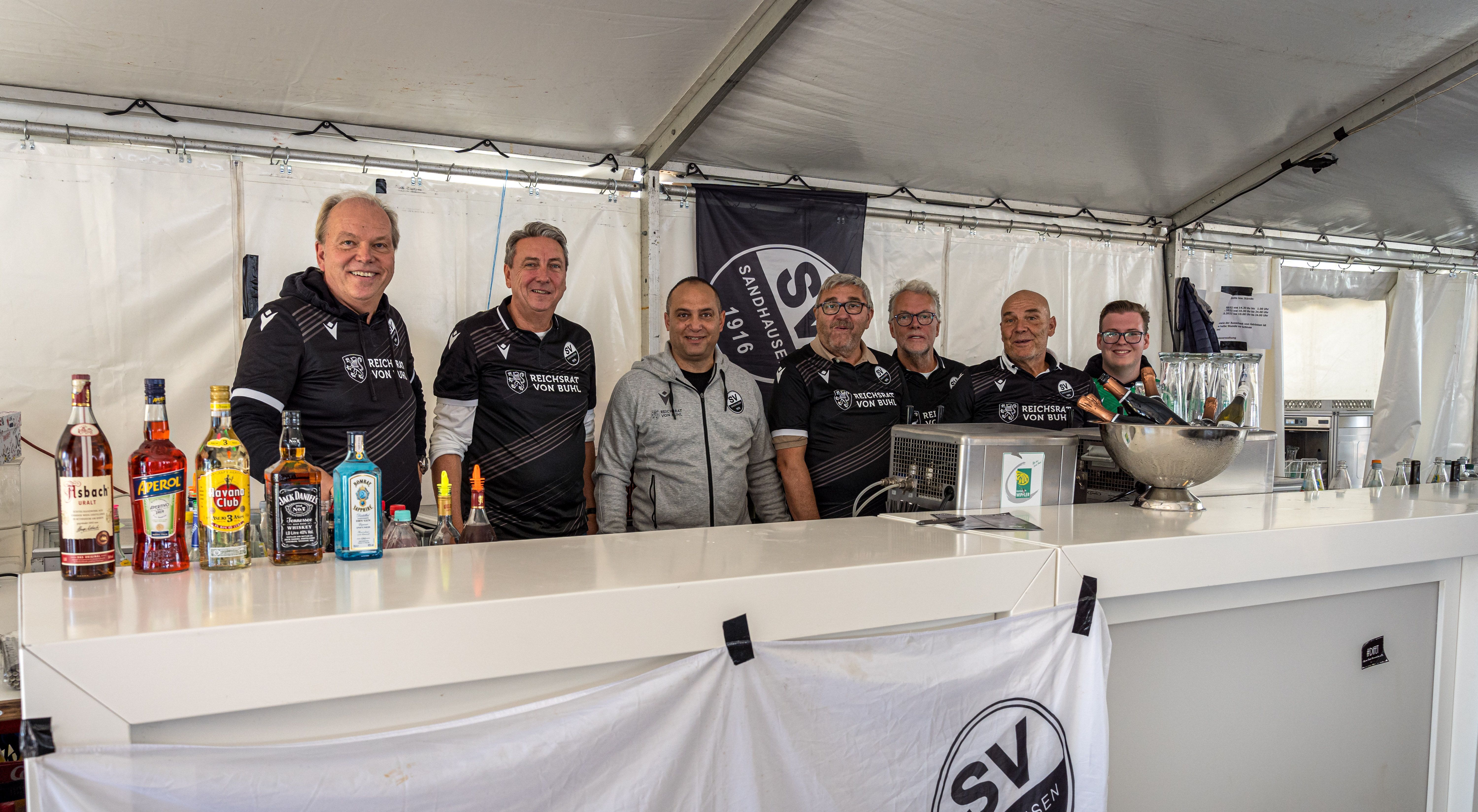 SVS-Geschäftsführer Volker Piegsa, Präsident Jürgen Machmeier, Mikayil Kabaca (Sportlicher Leiter), die Vorständler Alfred Hack und Harry Zimmermann, SVS-Gönner Werner Biermann und Max Rohm beim Kerwedienst am Montag