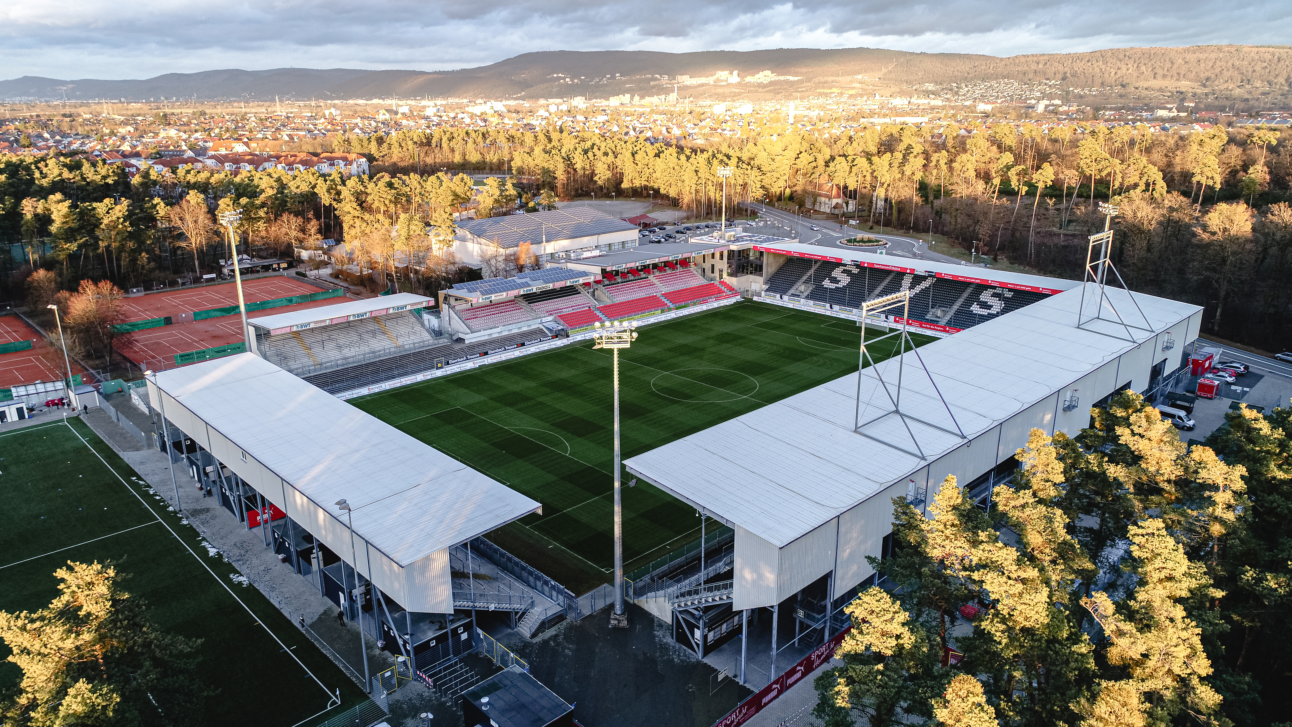 Luftaufnahme des Stadions am Hardtwald