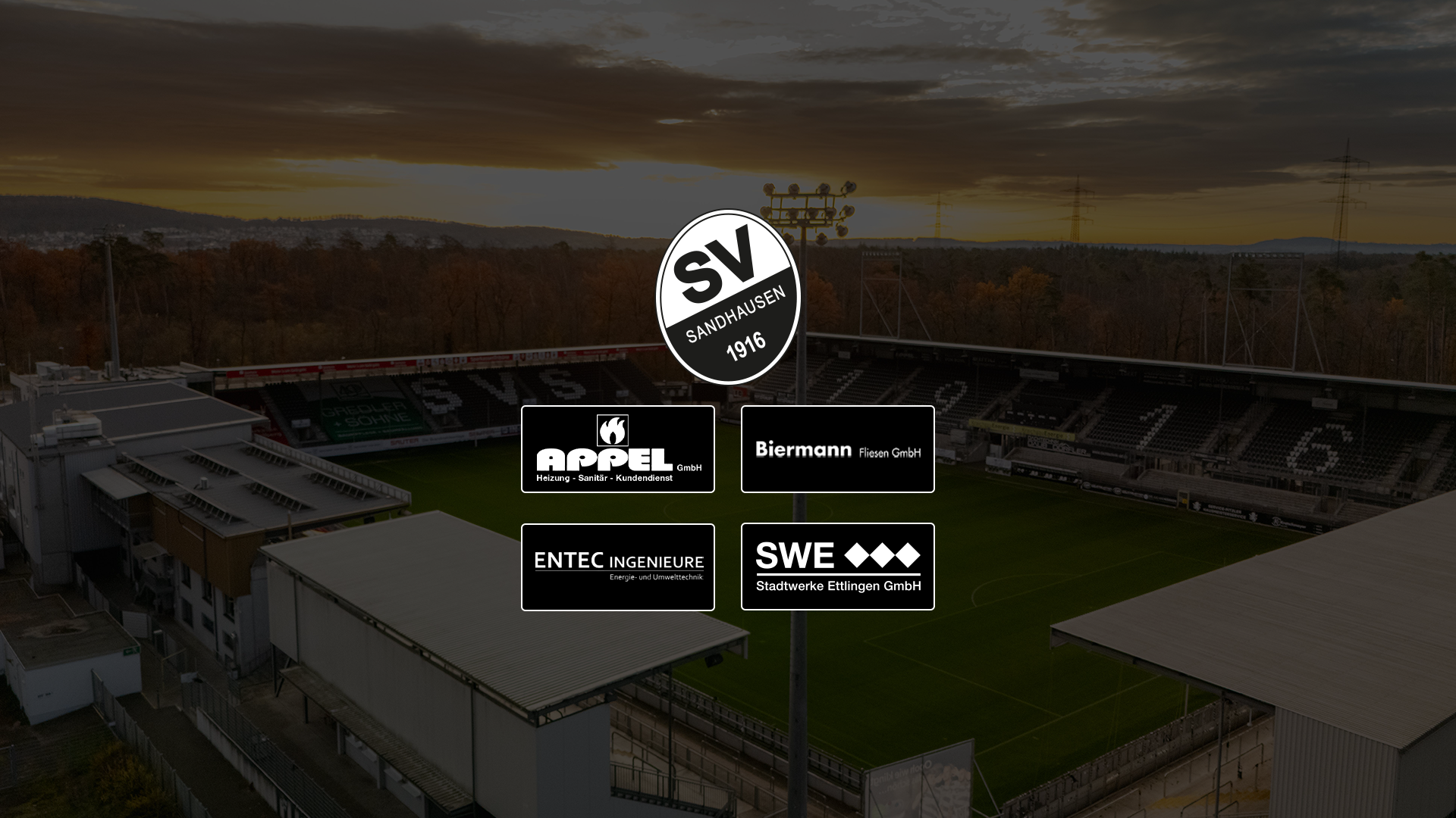 Die Appel GmbH, die Stadtwerke Ettlingen, Biermann Fliesen sowie das Ingenieurbüro Entec setzen ihr Engagement fort und bleiben als wichtige Partner ein Teil der SVS-Familie, das Bild zeigt die vier Logos gemeinsam mit dem SVS-Logo vor einer abgedunkelten Aufnahme des Stadions am Hardtwald