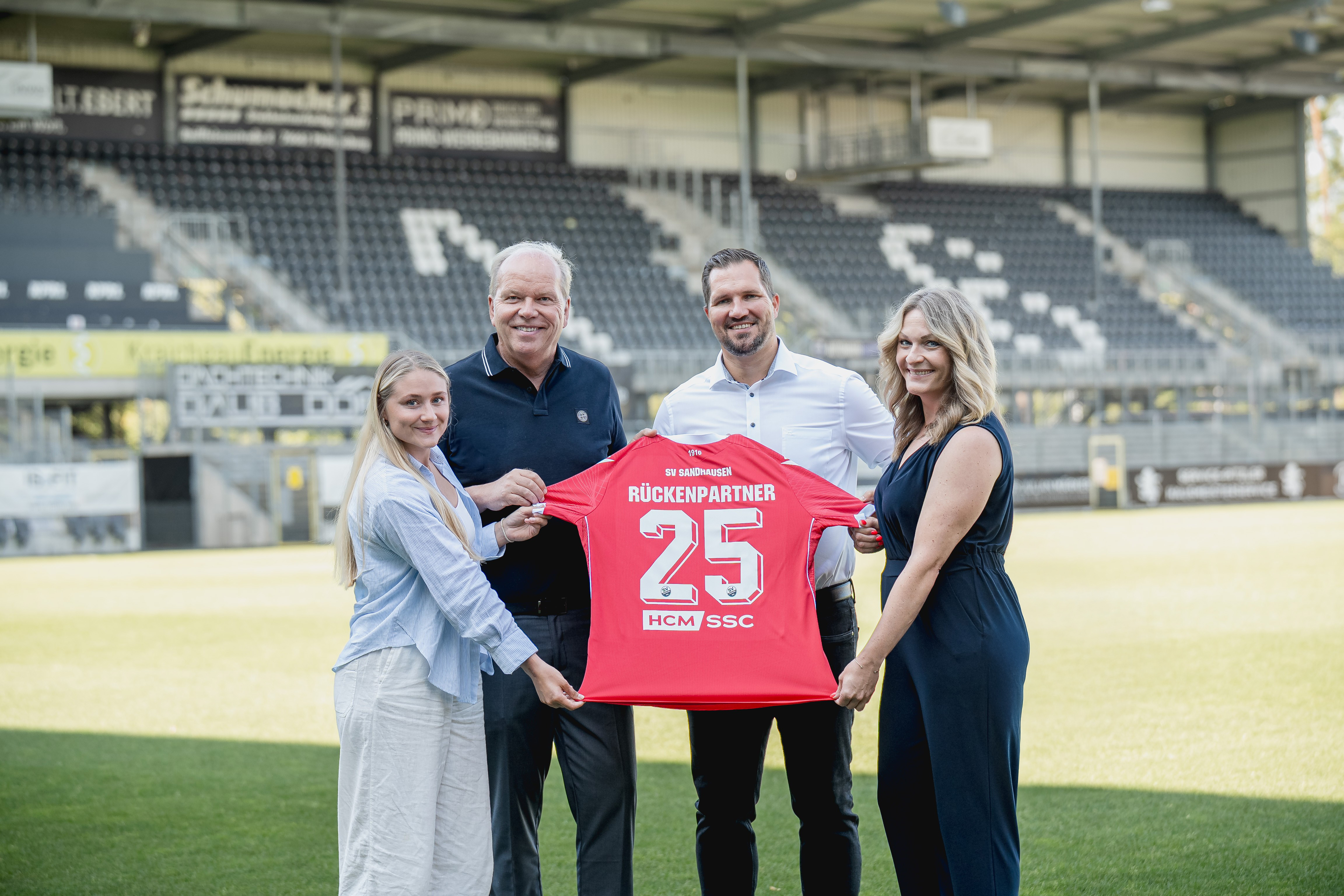 Aufnahme zur Partnerschaftsverlängerung: (v.l.) Infront-Teamleiterin Laura Schwinn, SVS-Geschäftsführer Volker Piegsa, HCM SSC Geschäftsführer Roland Quade sowie Verena Quade (Ausbildungs- und Personalleitung) halten das neuen Trikot des SV Sandhausen