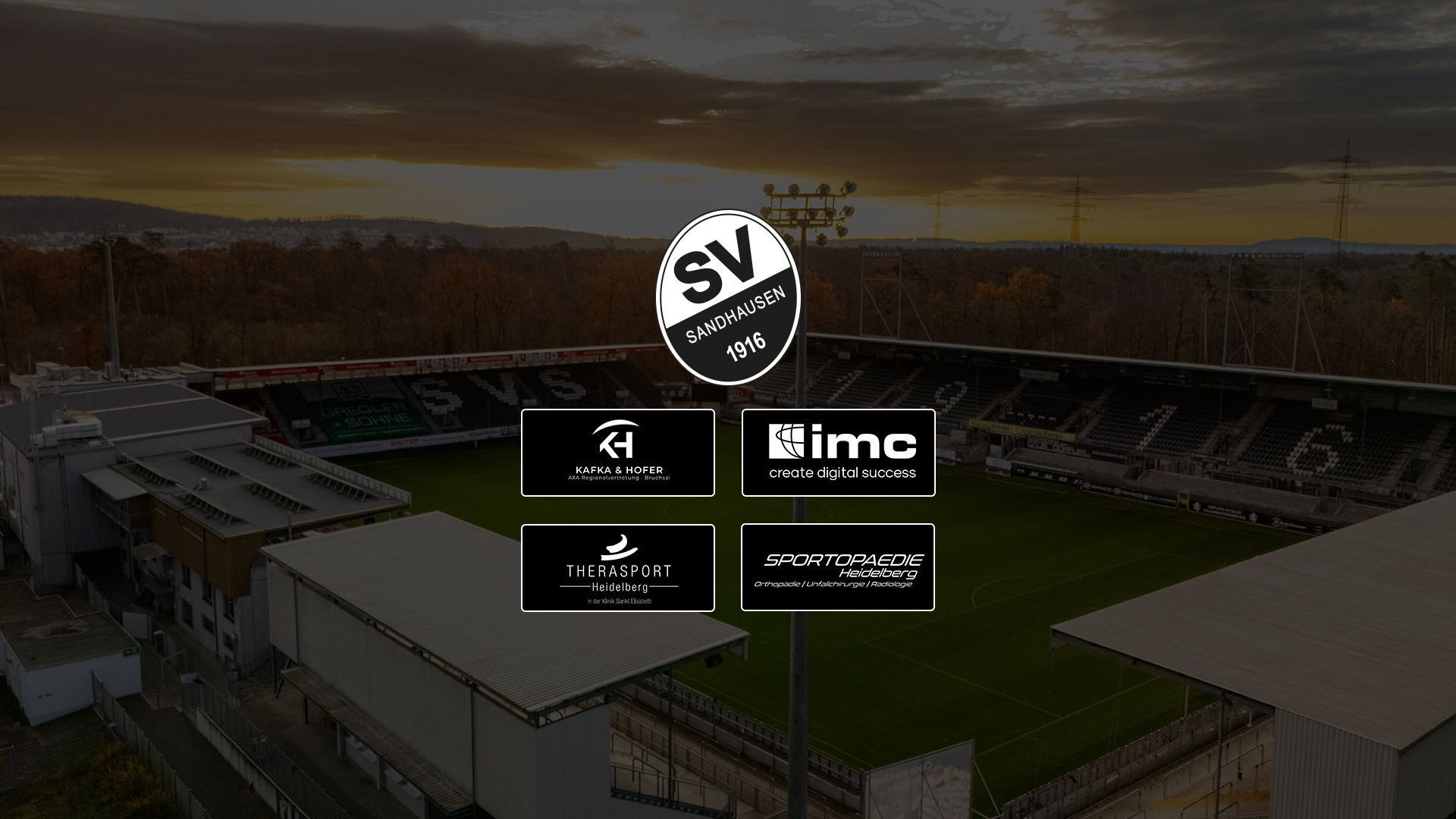 Logos der SVS-Partner vor einer Luftaufnahme des Stadions am Hardtwald