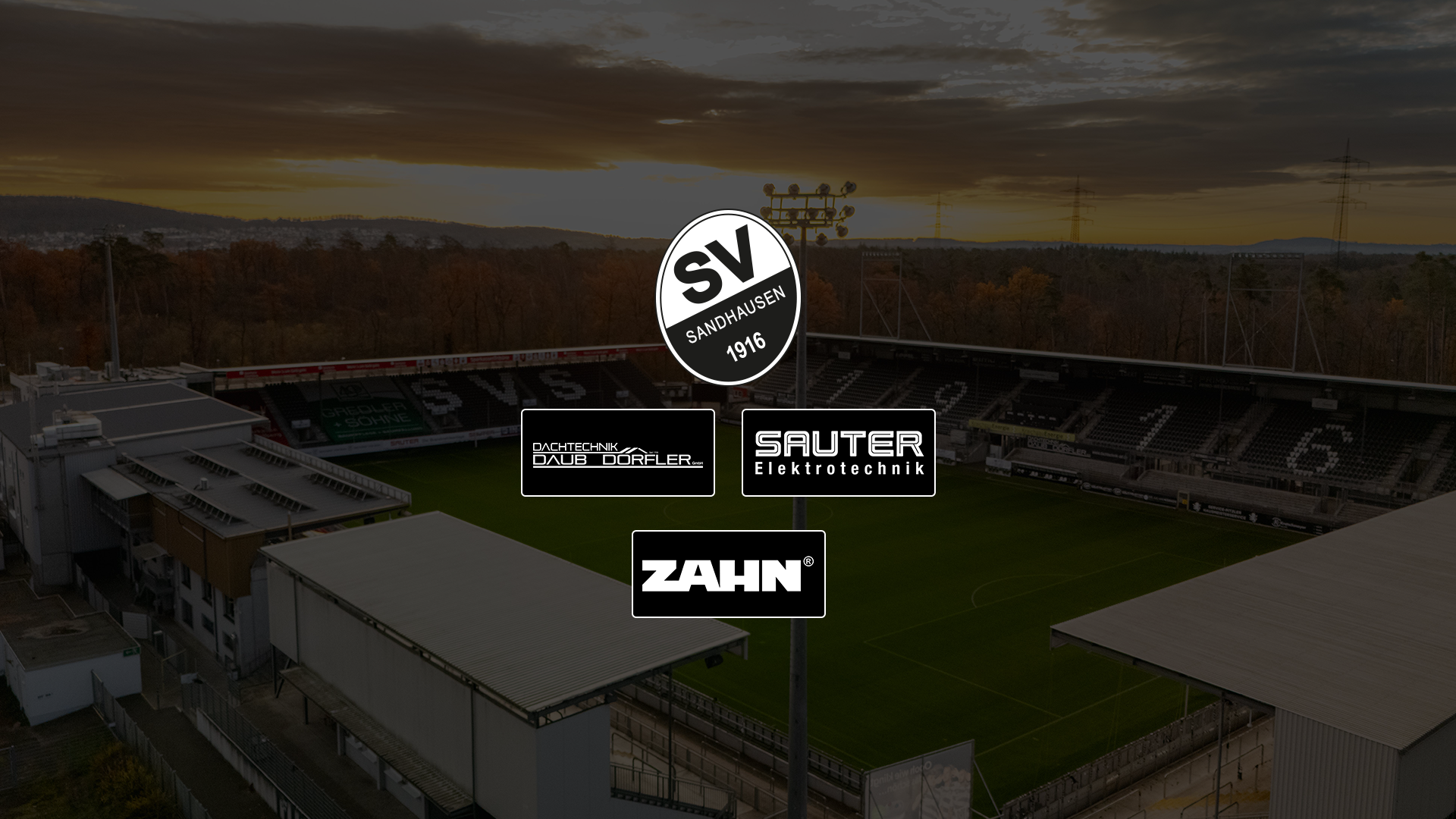 Partnerlogos abgebildet vor einem Stadion Hintergrund.