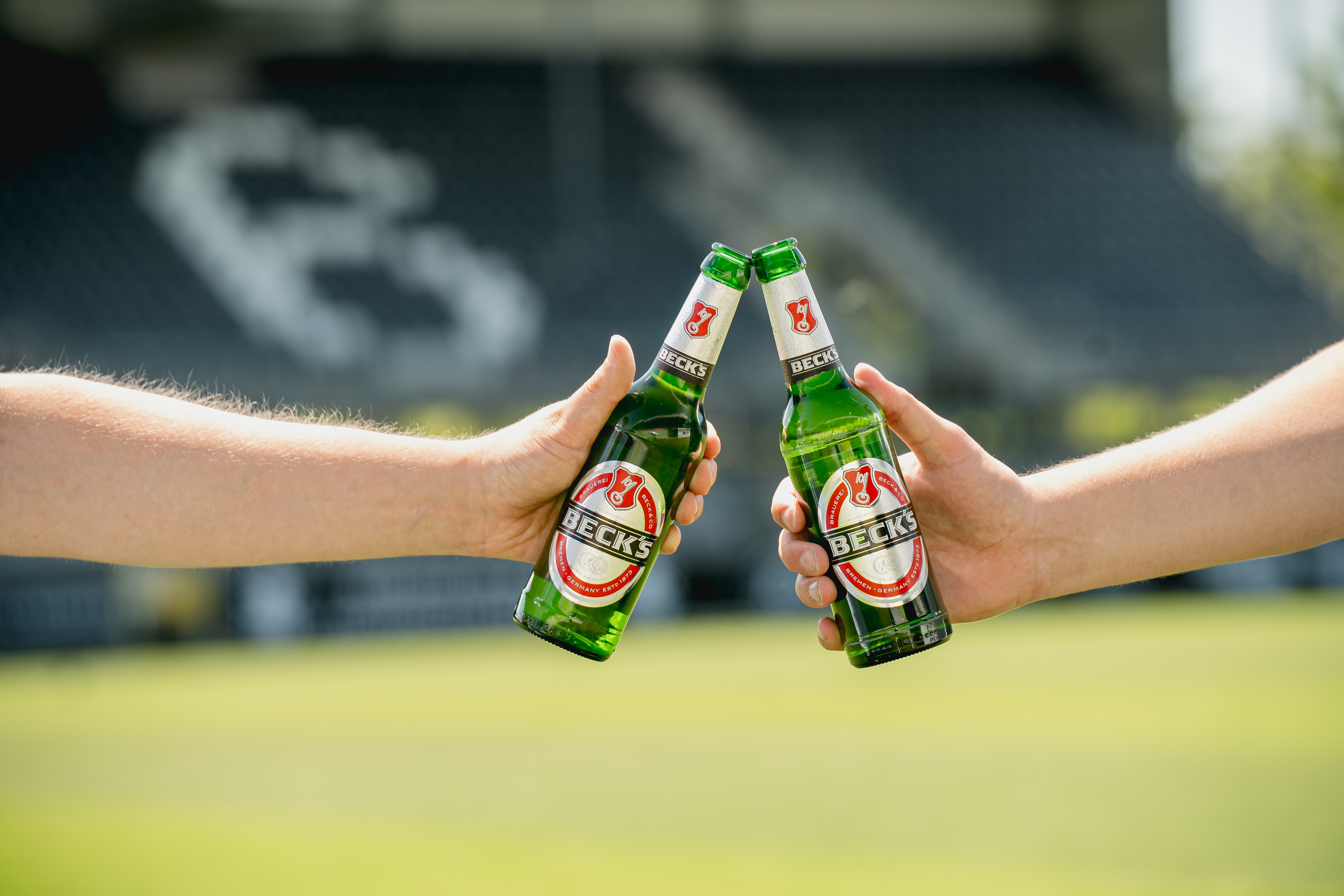 Zwei Bierflaschen der Marke Becks stoßen auf die neue Bierpartnerschaft des SV Sandhausen an