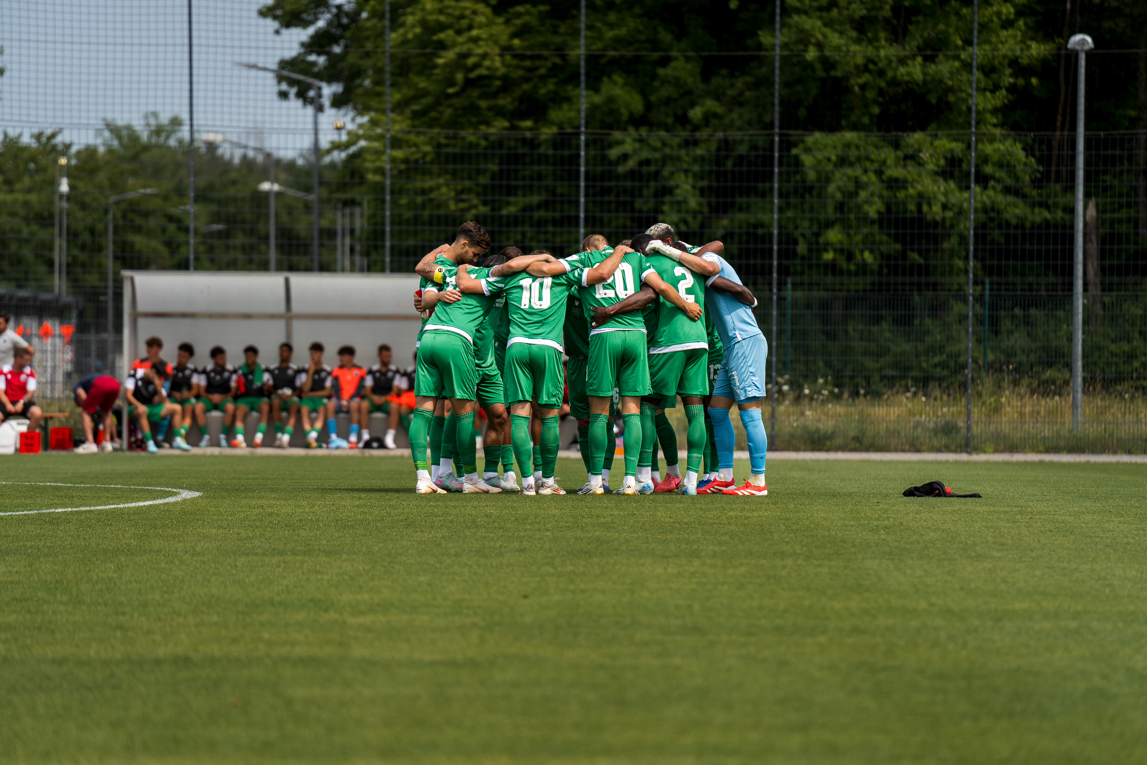 Mannschaft des SV Sandhausen steht im Kreis vor dem Spiel, trägt das grüne Ausweichtrikot