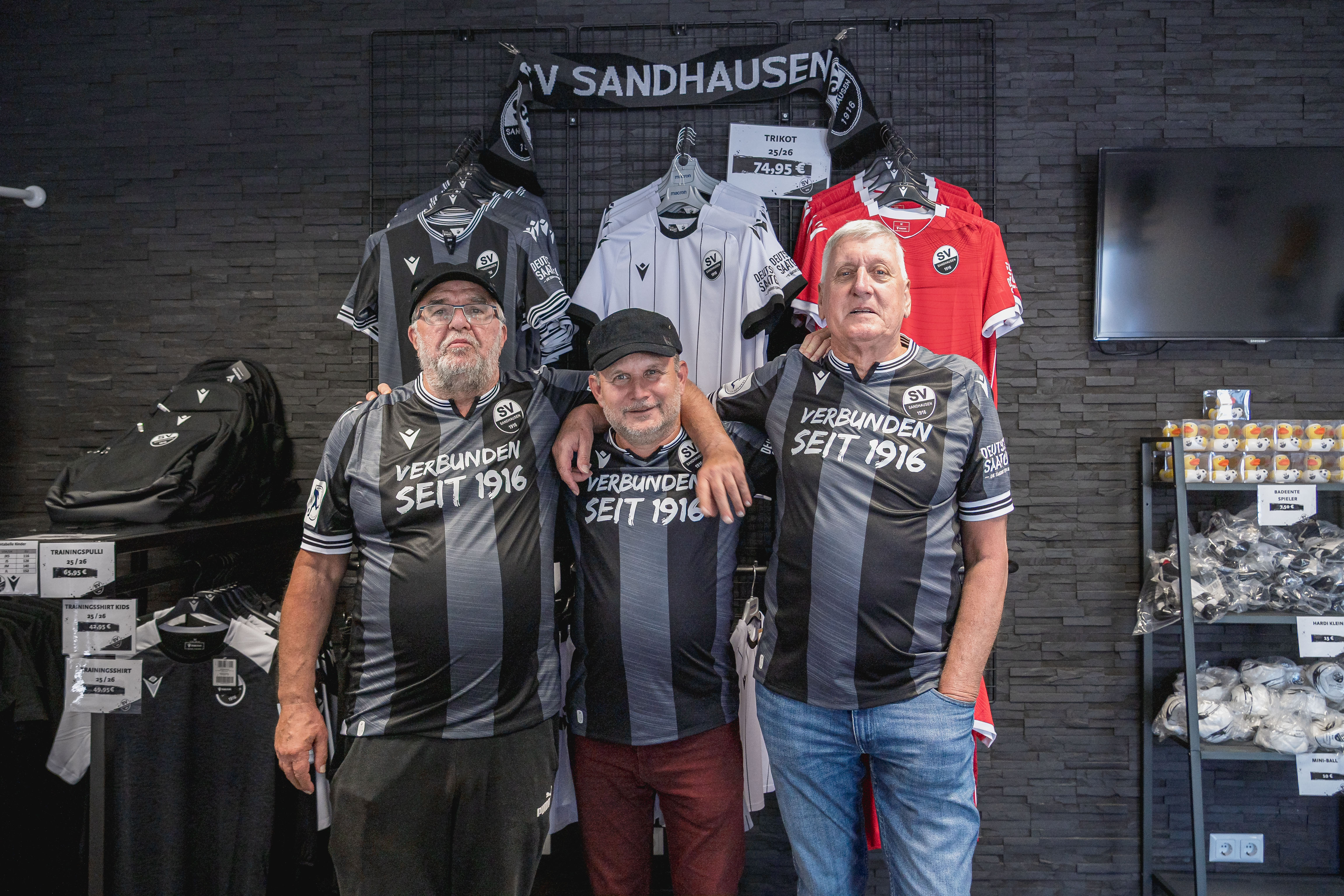 Übergabe des Sondertrikots im Fanshop