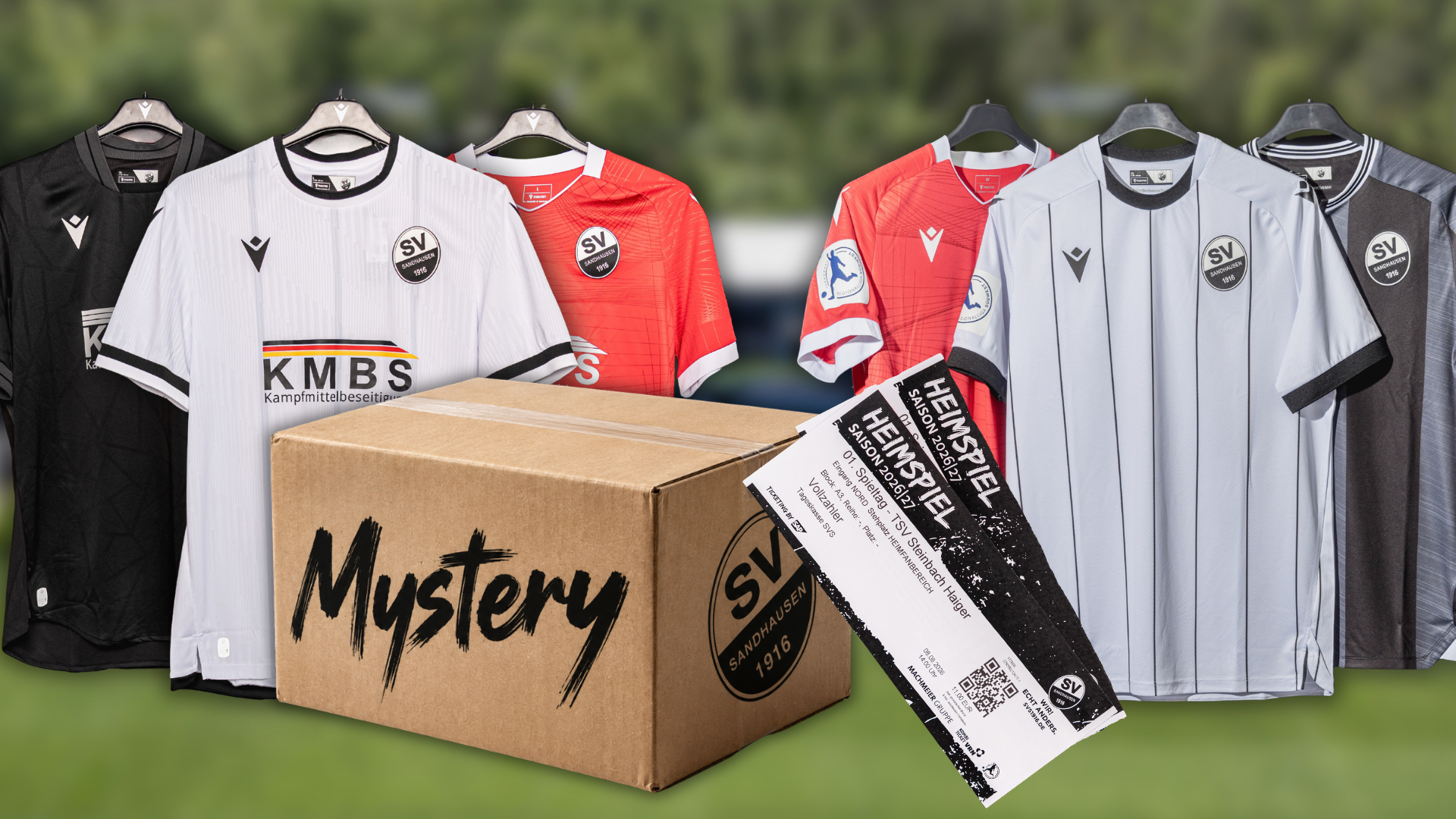 Das Bild dient zur Bewerbung der Mystery-Box in Verbindung mit der Möglichkeit zwei VIP-Tickets zu gewinnen. Im Hintergrund sind die Trikots der laufenden und vergangenen Spielzeit zu sehen.