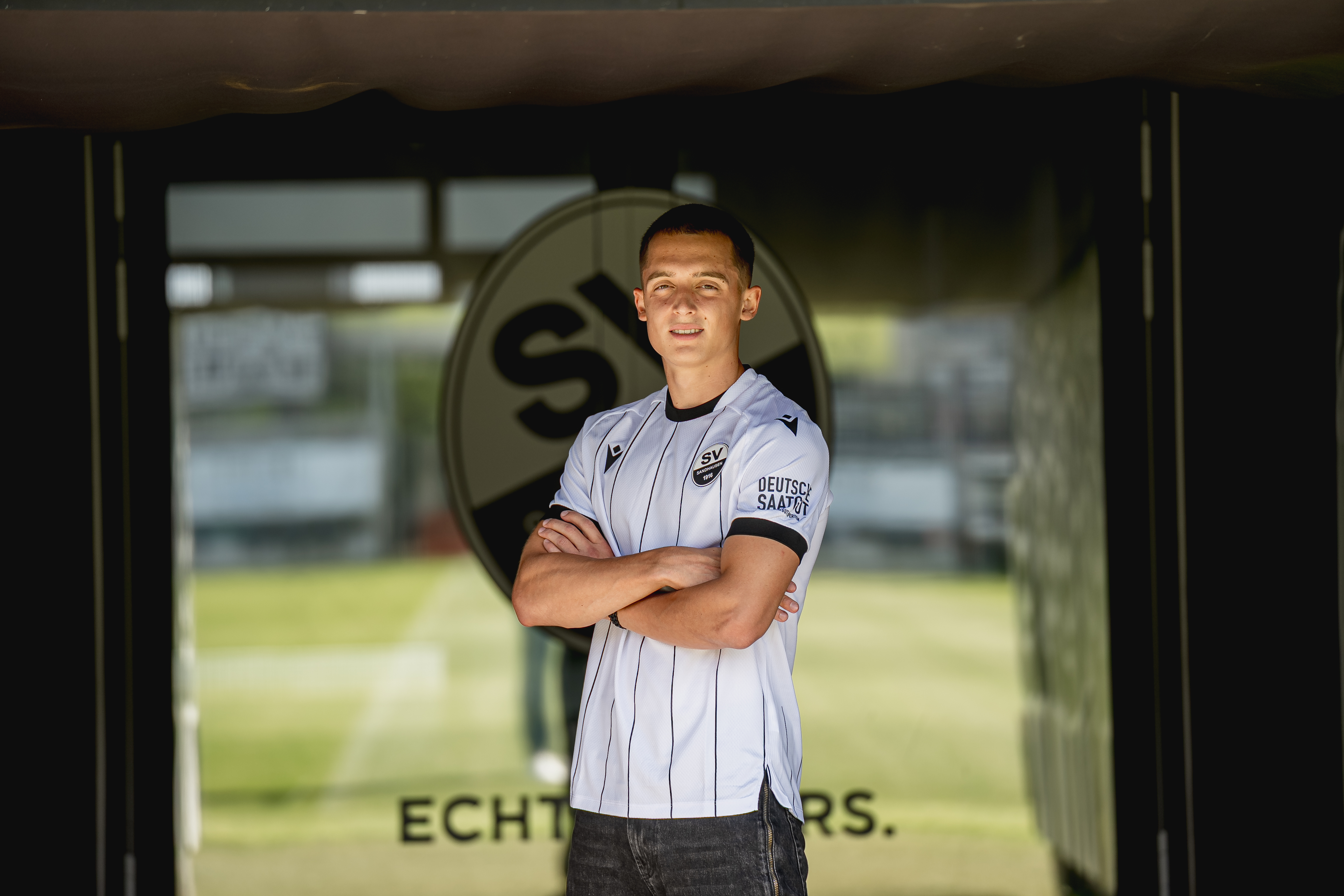 Denis Pfaffenrot steht im Spielertunnel und trägt das Heimtrikot
