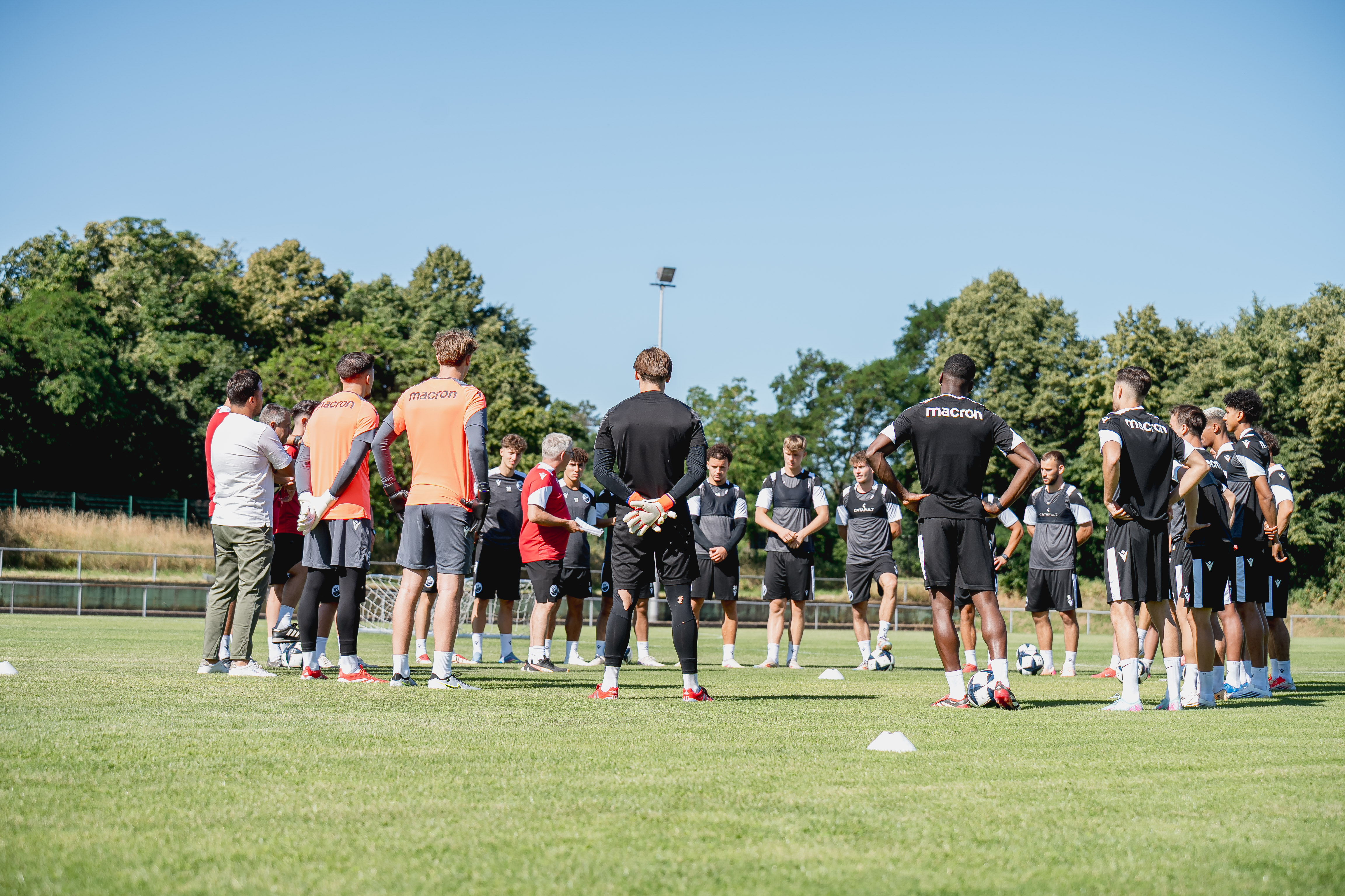 Mannschaftskreis auf dem Trainingsplatz in St. Ilgen
