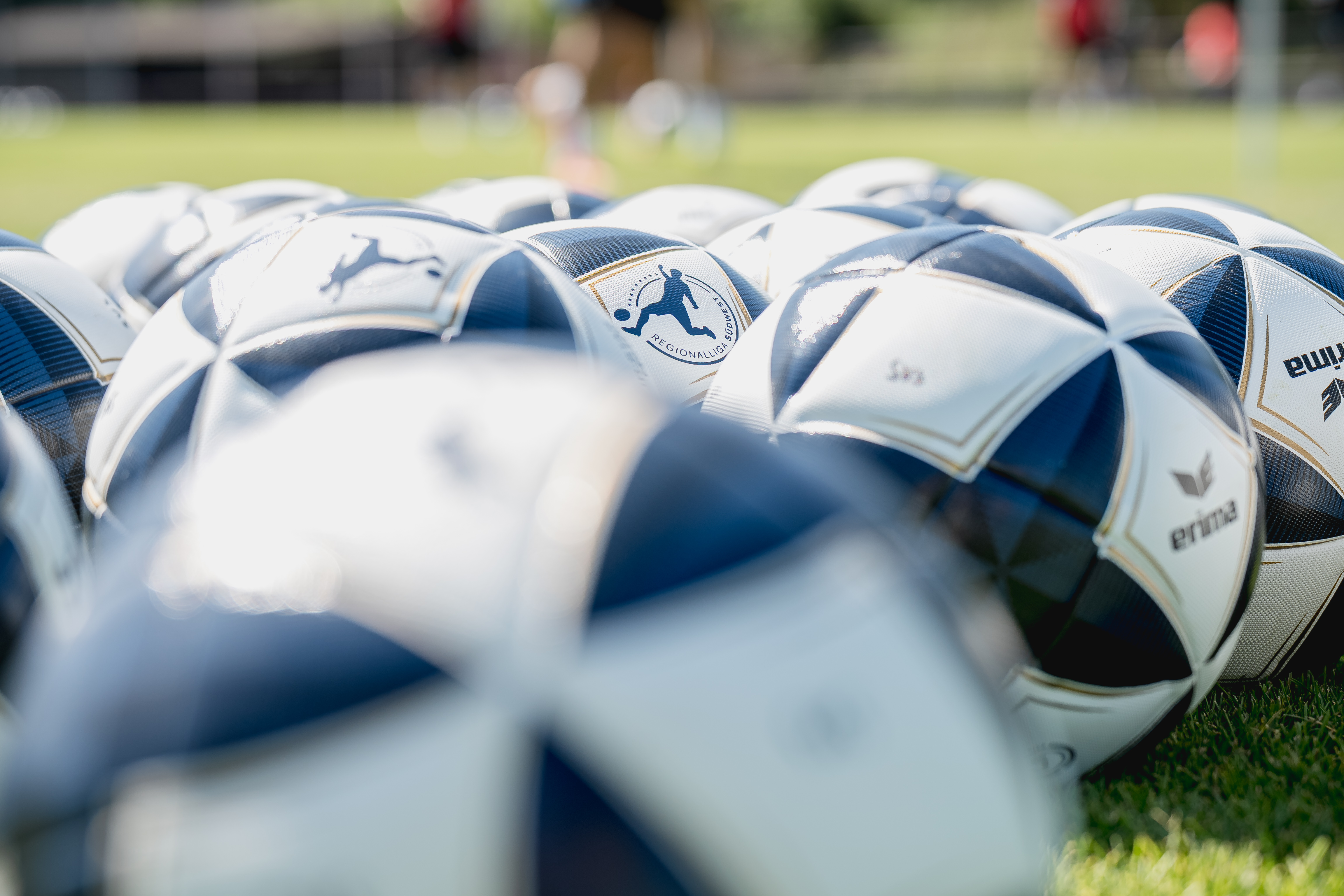 Die offiziellen Spielbälle der Regionalliga Südwest für die Saison 2025/26.